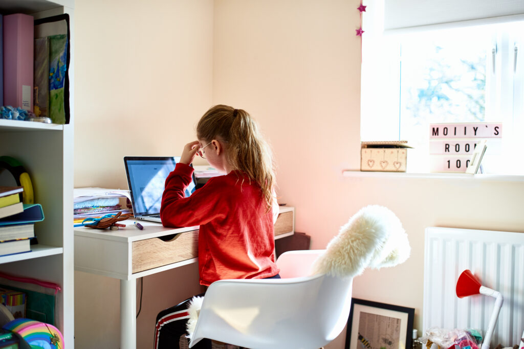 Gyerek a számítógép előtt