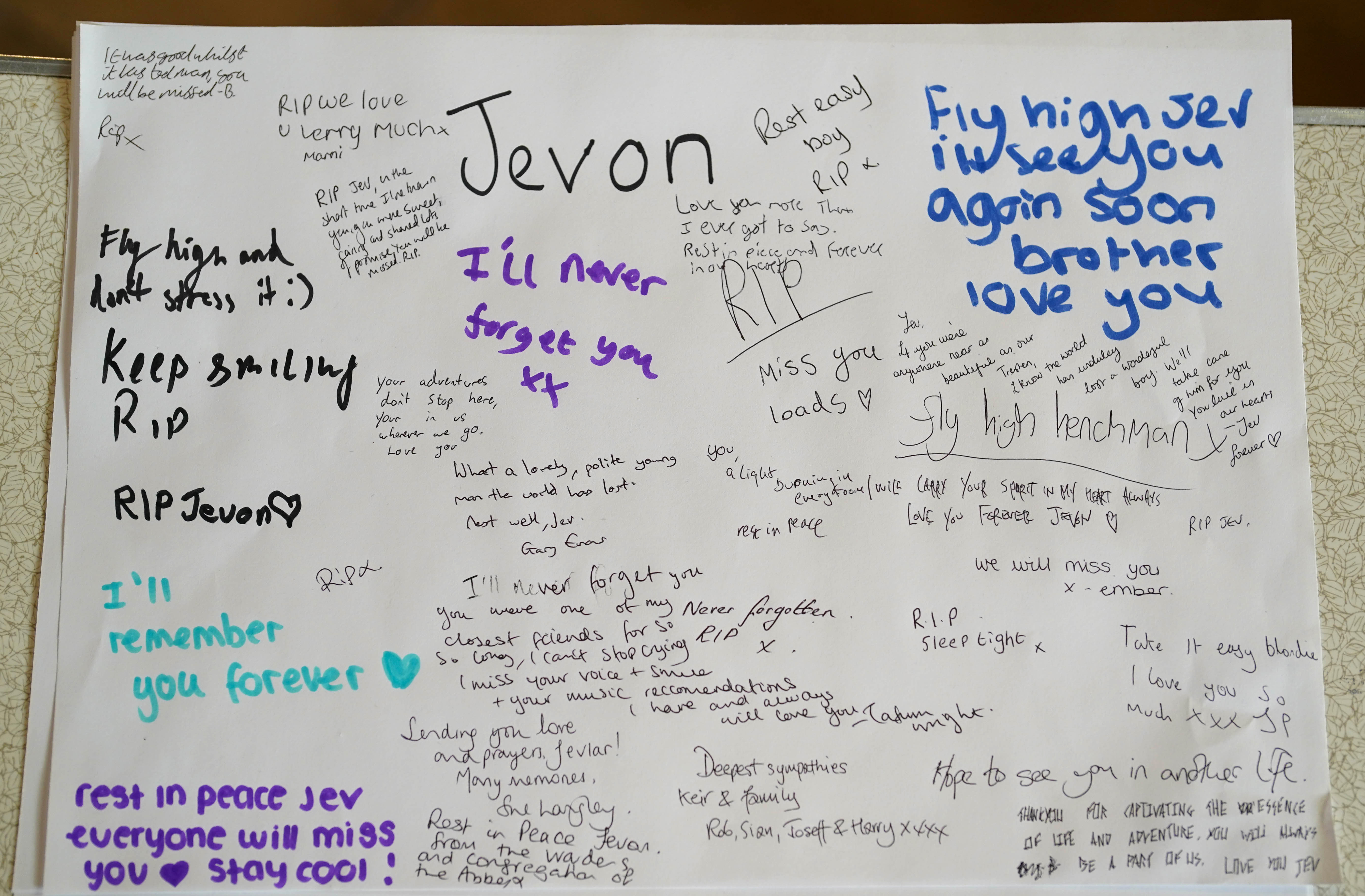 Poszteren üzentek a fiúknak