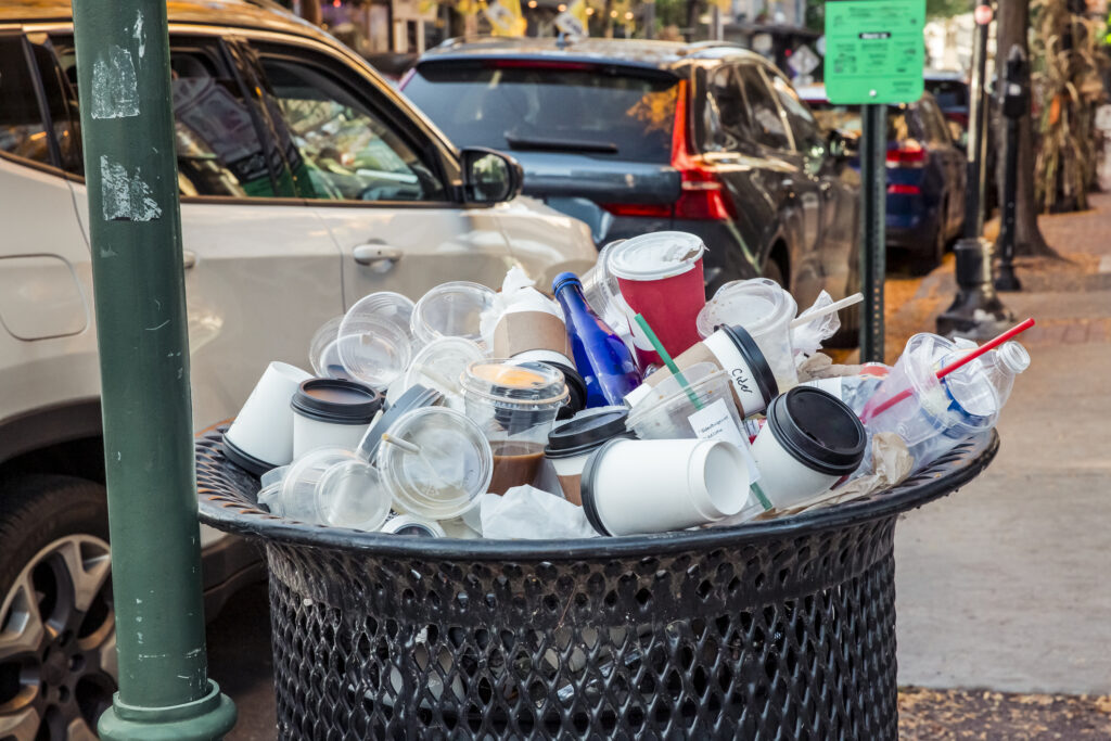 Műanyag poharakkal teli kuka