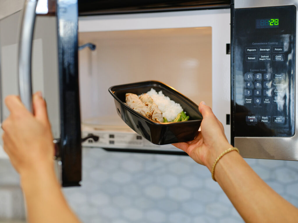 Műanyag csomagolás mikróban melegítve