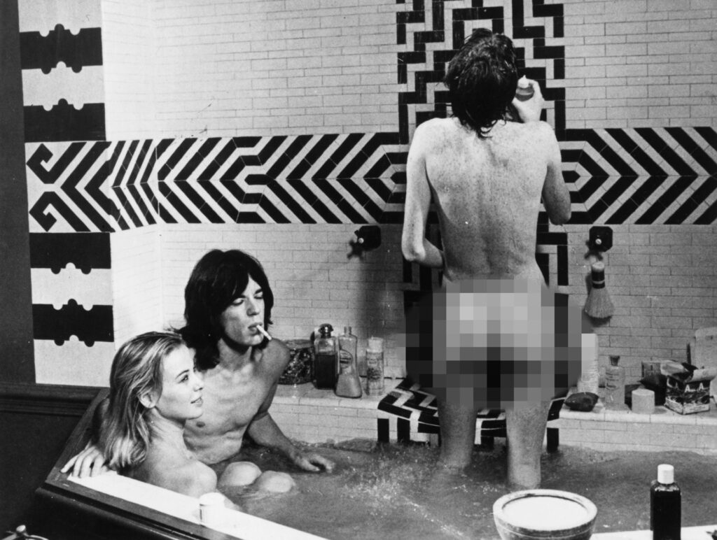 Mick Jagger, Anita Pallenberg és Michele Breton a Performance c. film forgatásán (Fotó: Alan Band/Keystone/Getty Images)