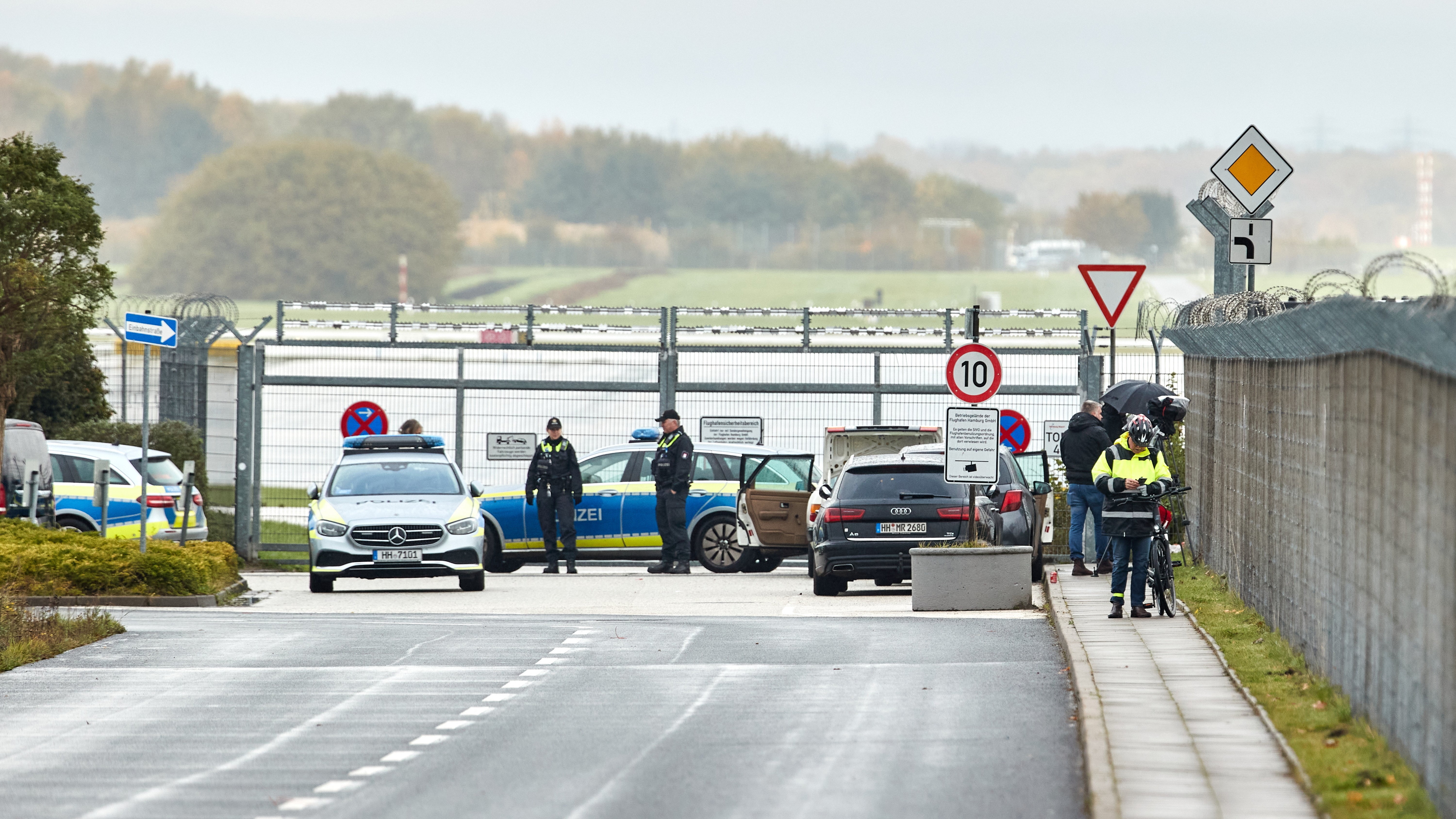 Helyszínt biztosító rendőrök a hamburgi repülőtérnél.