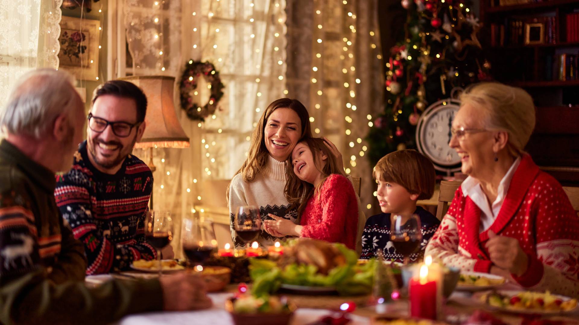 Meghitt családi karácsonyi vacsora.