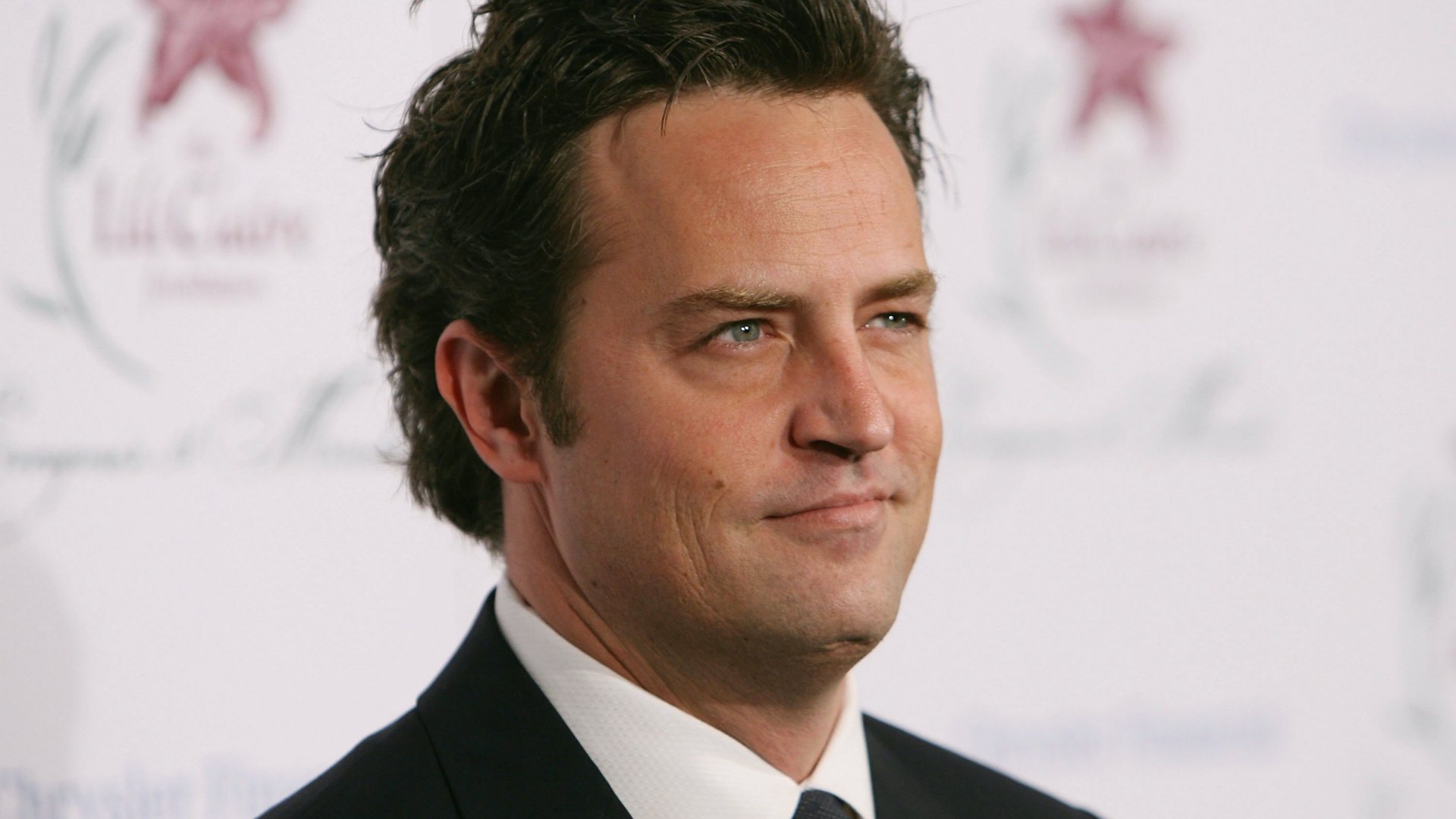 Matthew Perry színész érkezik a Lili Claire Alapítvány javára rendezett 9. éves vacsorára a Beverly Hilton Hotelben 2006. október 14-én a kaliforniai Beverly Hillsben