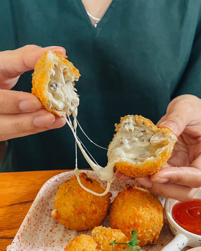 Rántott sajtgolyók zöldborssal