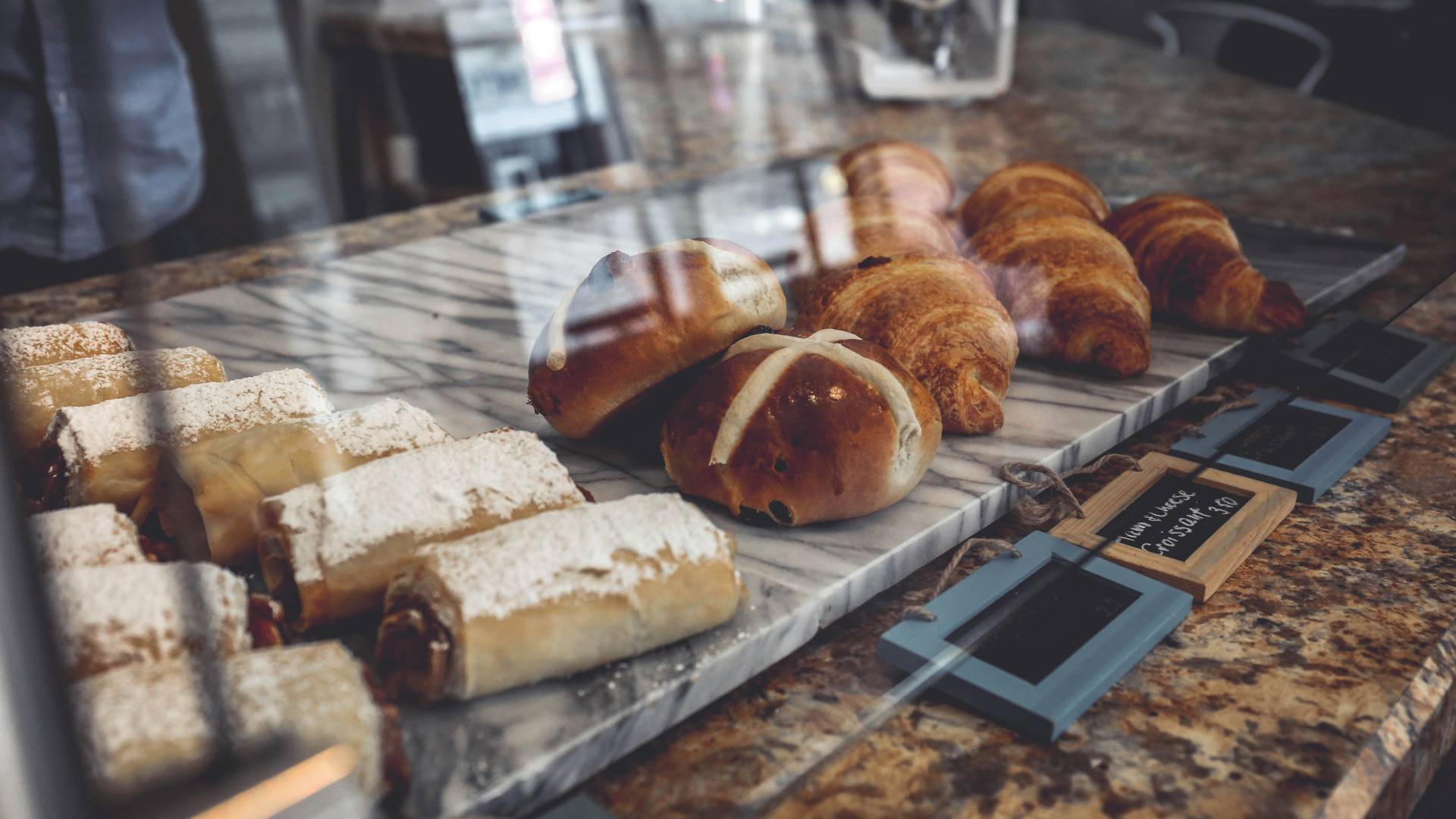 Péksütik üvegpult mögött.