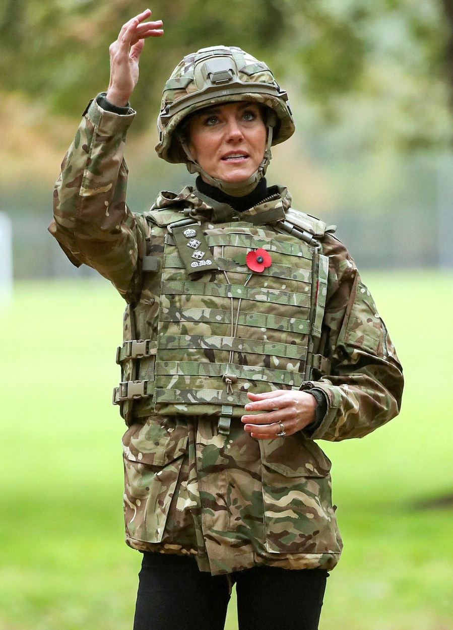 Katalin hercegné katonai ruházatban