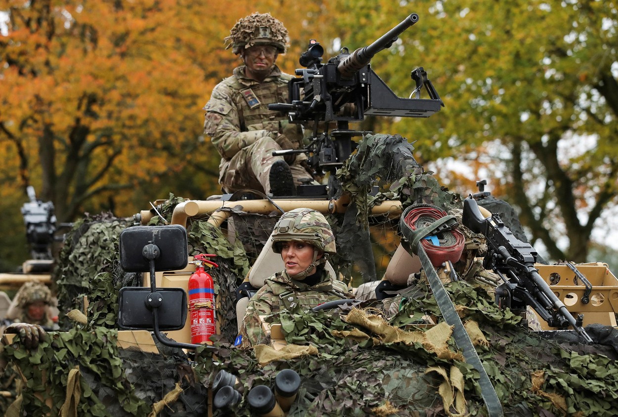 Katalin hercegné katonai ruházatban