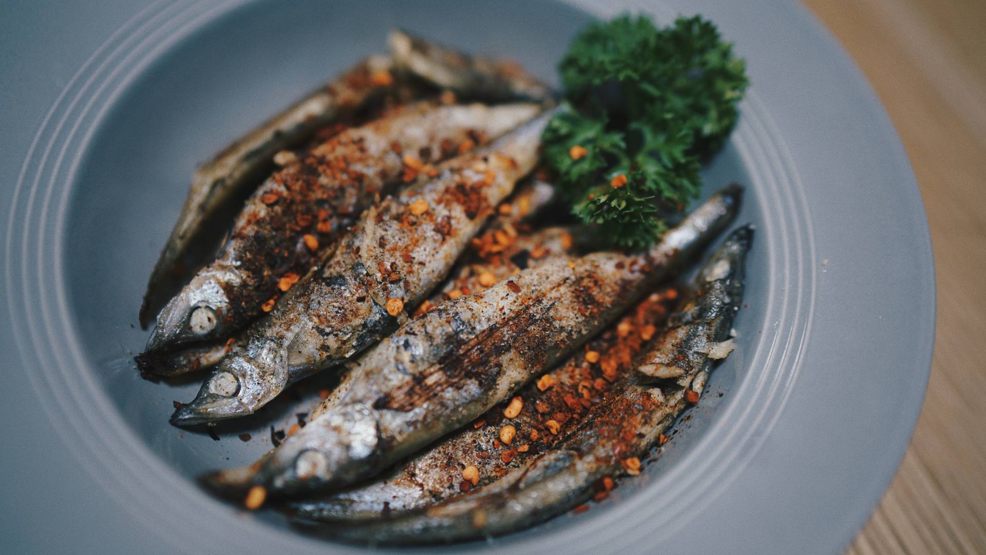 Elkészített szardínia kék tálban.