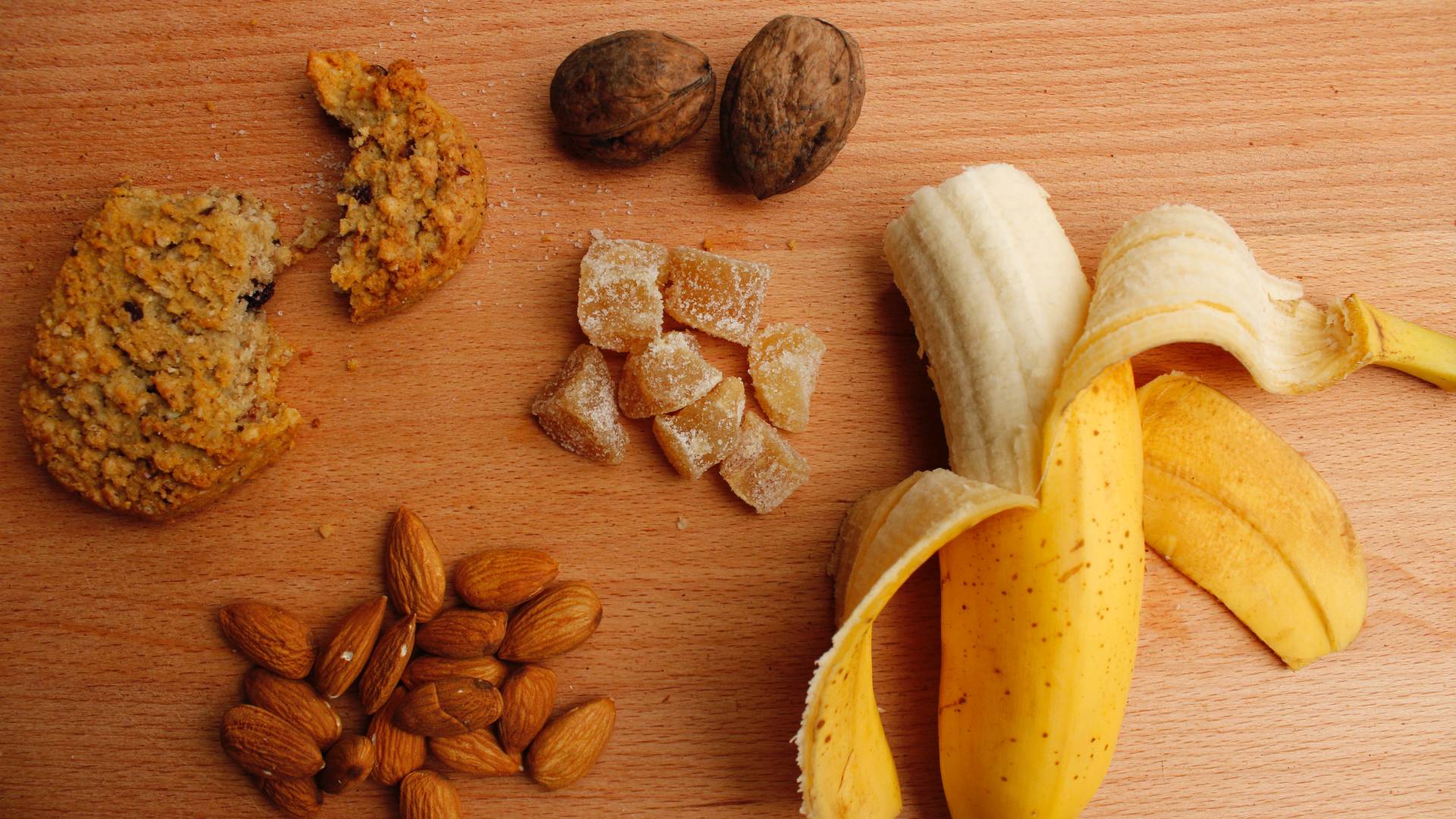 Keksz, mandula, dió és banán.