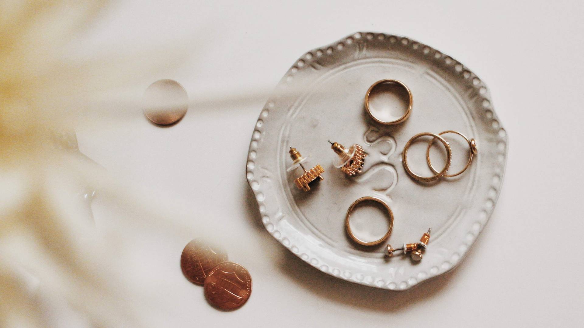 Tálcácskán ékszerek.