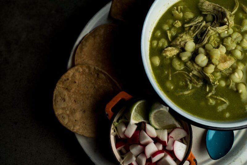 Zöld pozole leves egy houstoni étteremben, Texasban