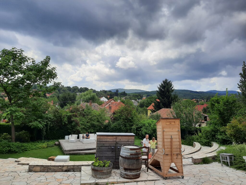 A ború ellenére is szép kilátás(ok) a pandémia első nyarán, 2020 júliusában Noszvajon, Csernus Imre Csendülőjében