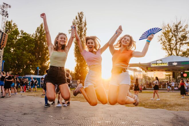 Nagy nevekkel rukkolt elő a SZIN