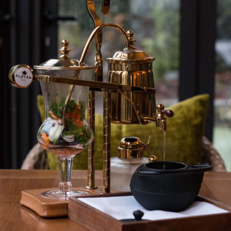 A Platán emlékezetes tálalása: esszenciális húsleves szamovárból