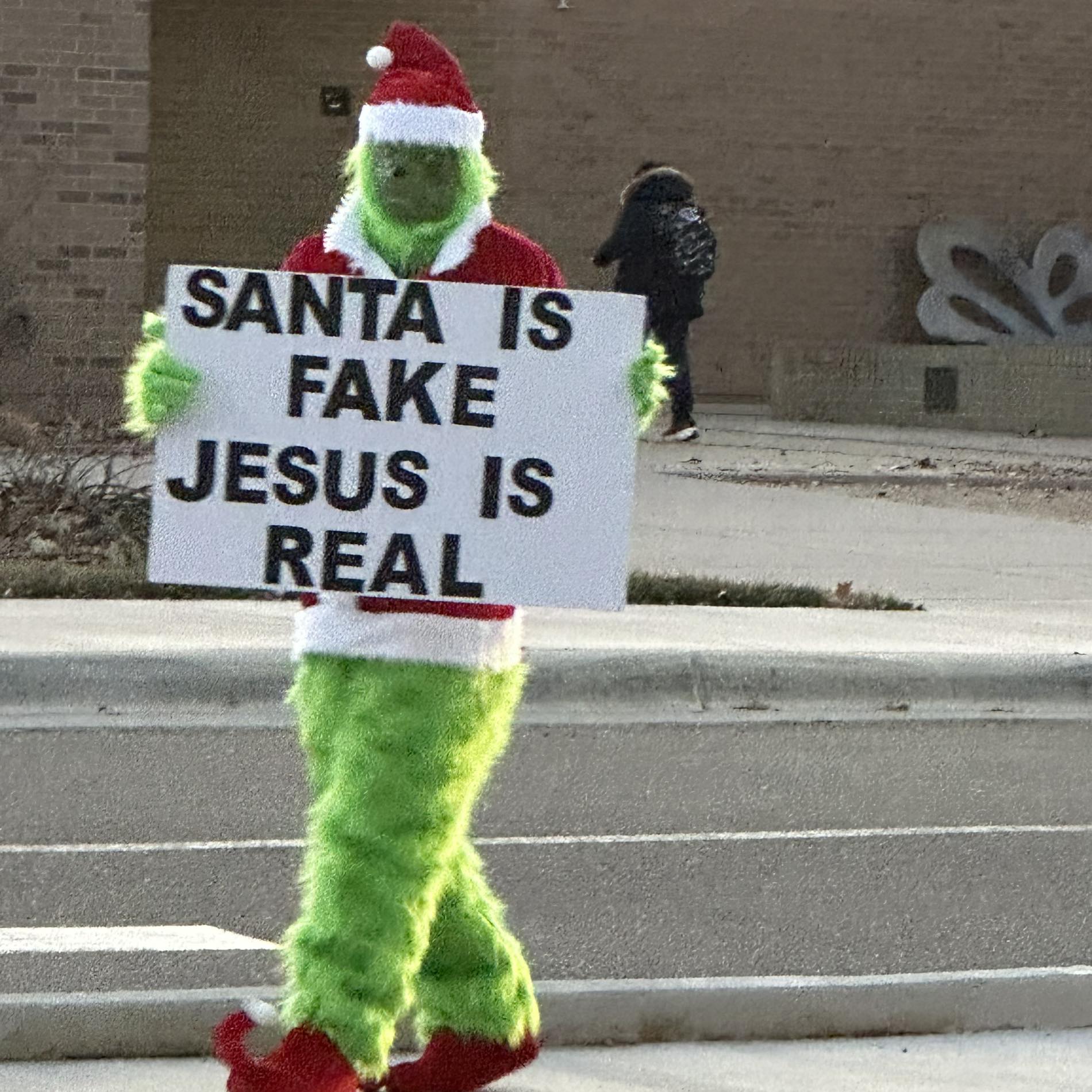 grincsnek öltözött férfi leplezi le a mikulást az iskolák előtt 