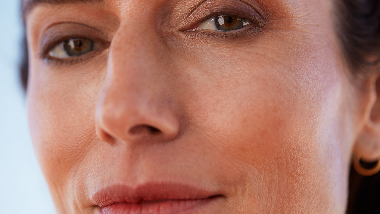 A peach fuzz a szemen, az arcon és az ajkakon is jól mutat. Forrás: DM Magyarország