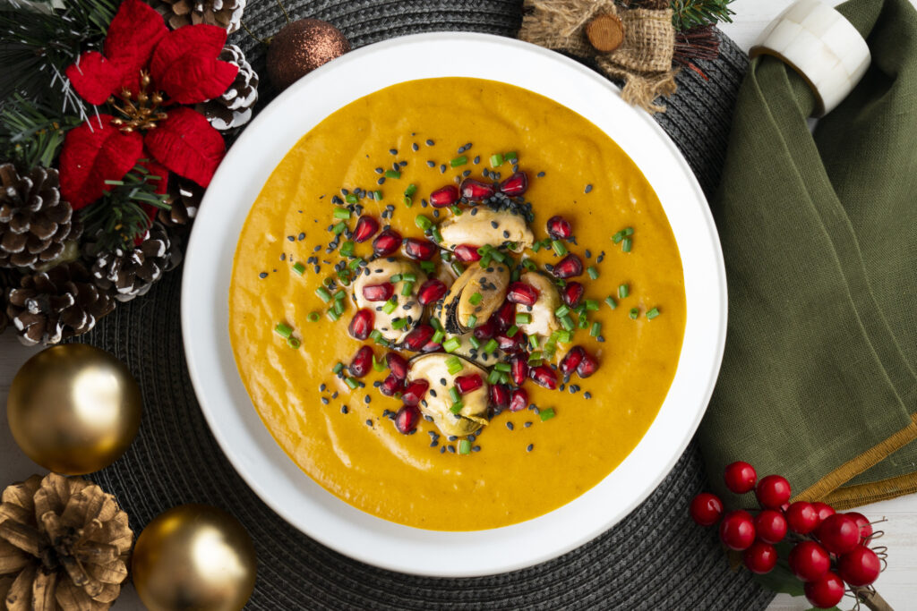 Sütőtökkrémleves gránátalmával és kagylóhússal