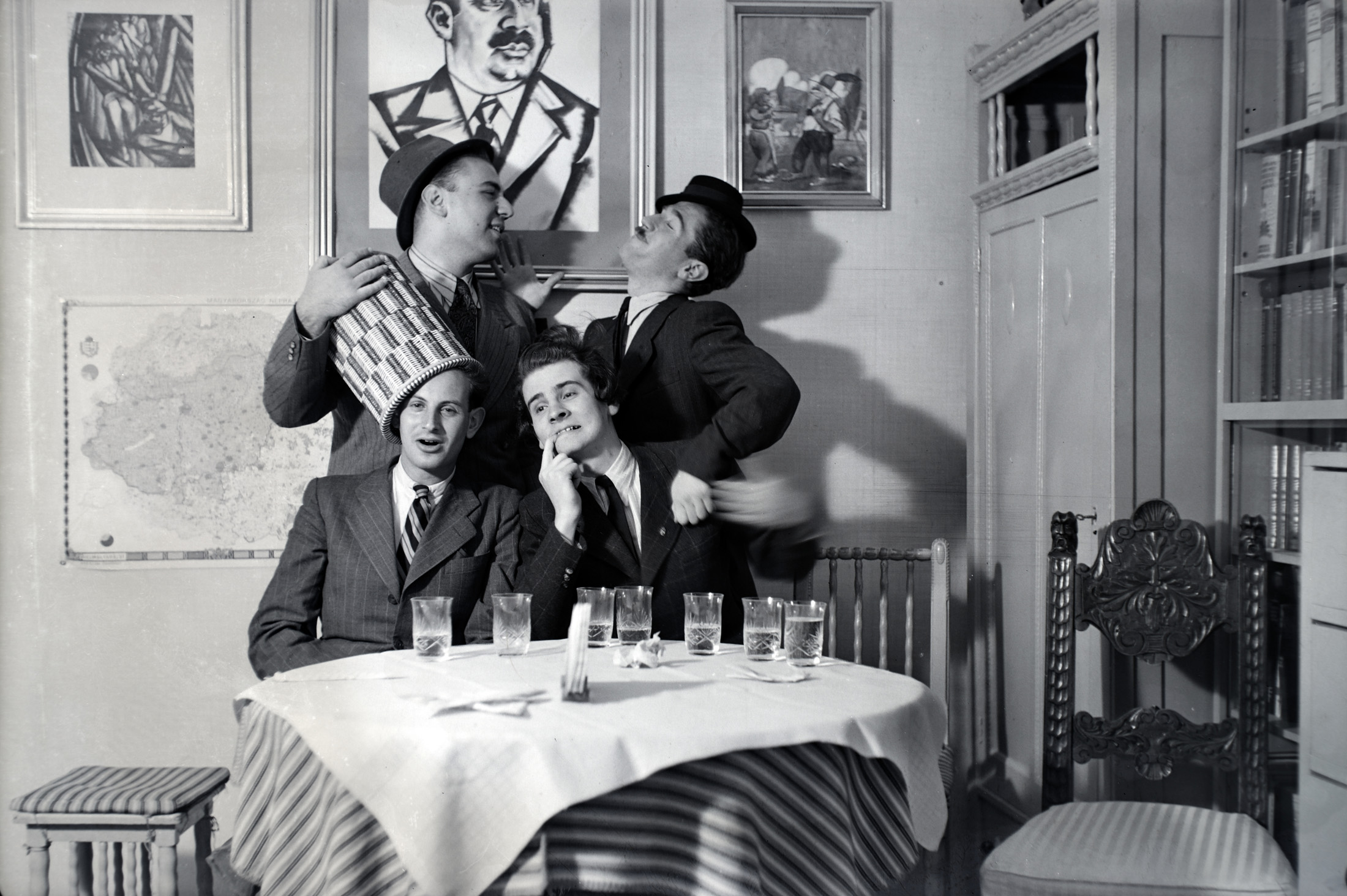 Bulizó fiatalok a 40-es évekből