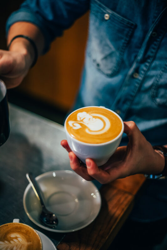 Hattyú a kávéban egy budapesti kávézóban