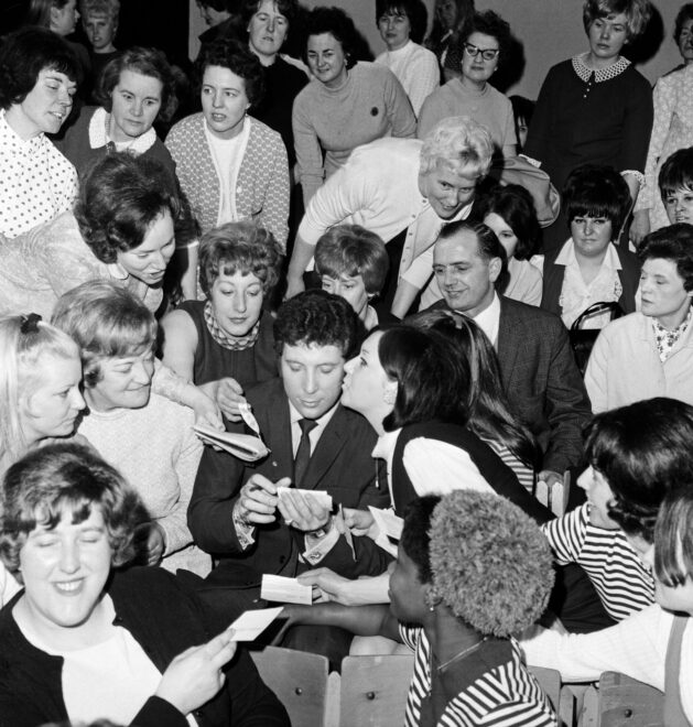 Tom Jones rajongókkal