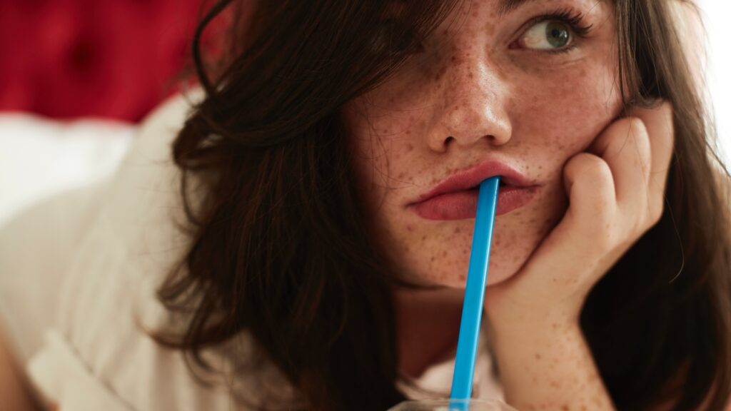 Nő szívószállal iszik