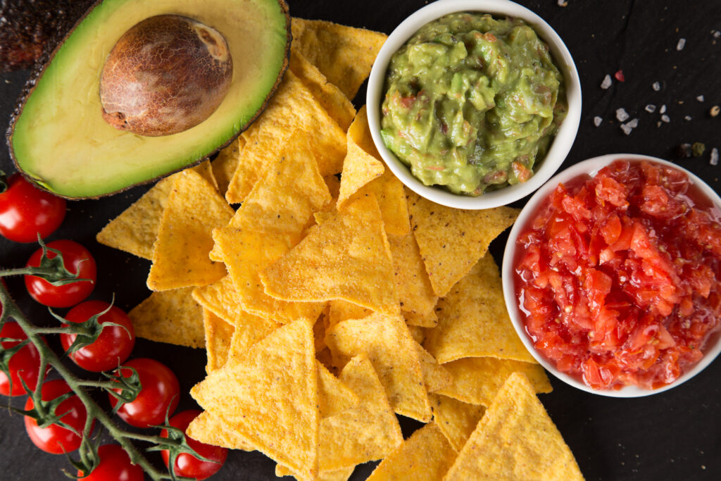 Guacamole, paradicsomsalsa és ropogós nachos