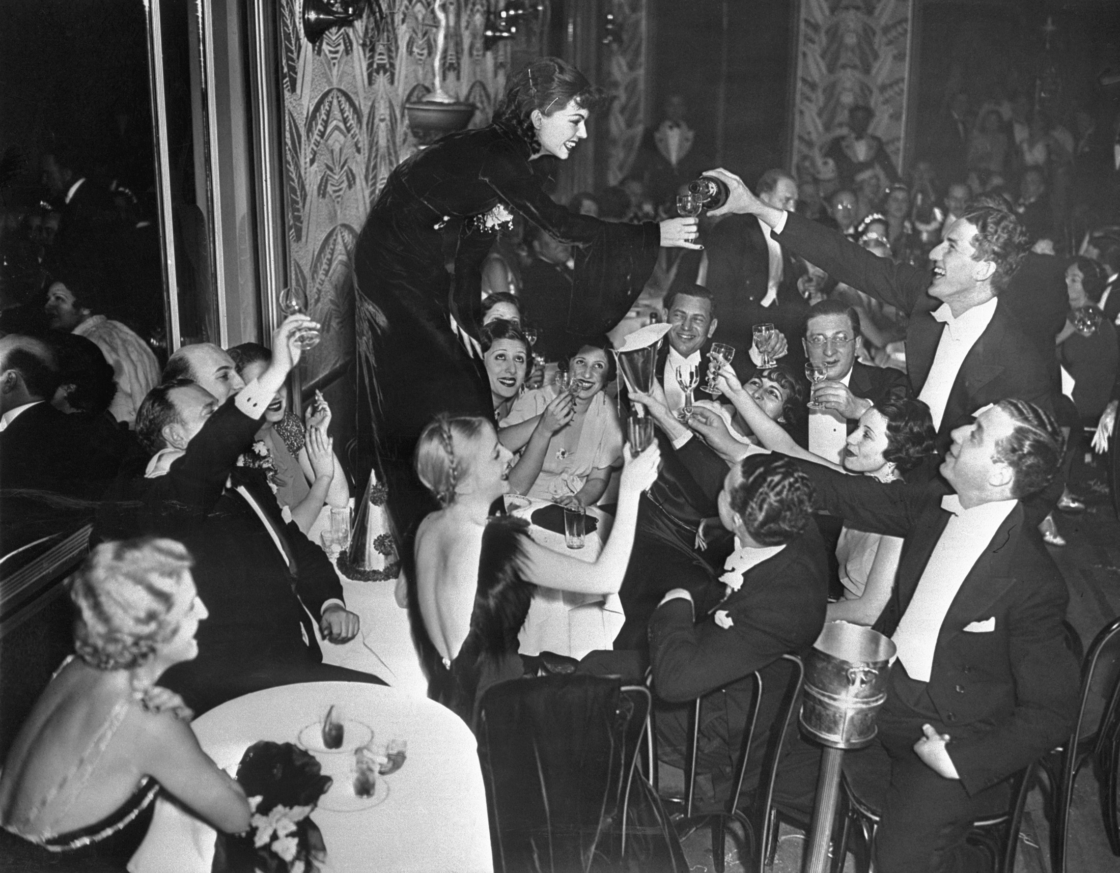 Éneklés az asztalon állva