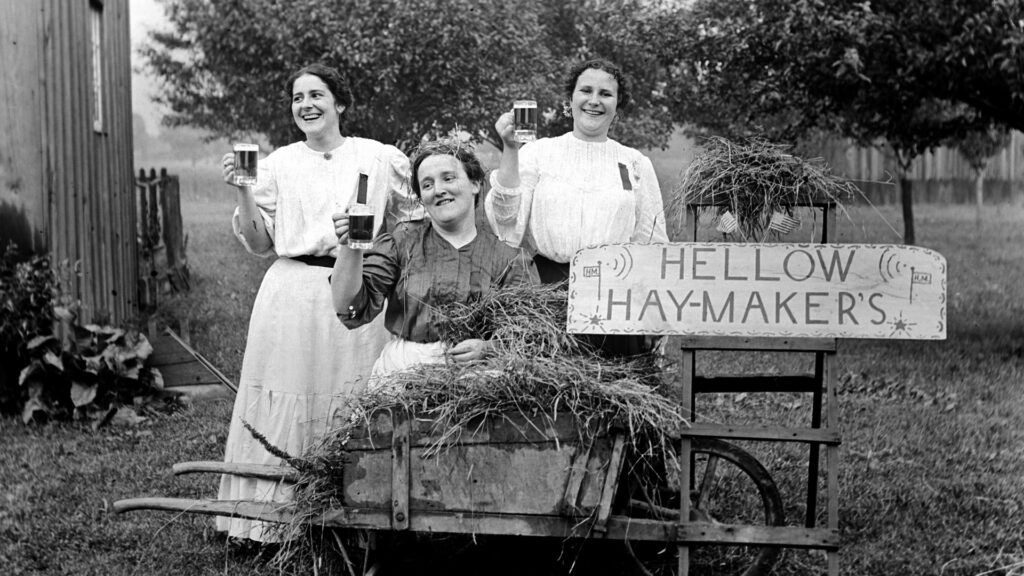 Nők pózolnak egy pohár sörrel