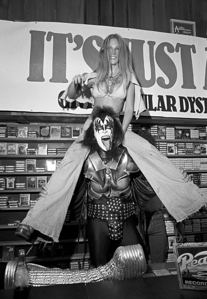 Gene Simmons nyakában egy rajongóval