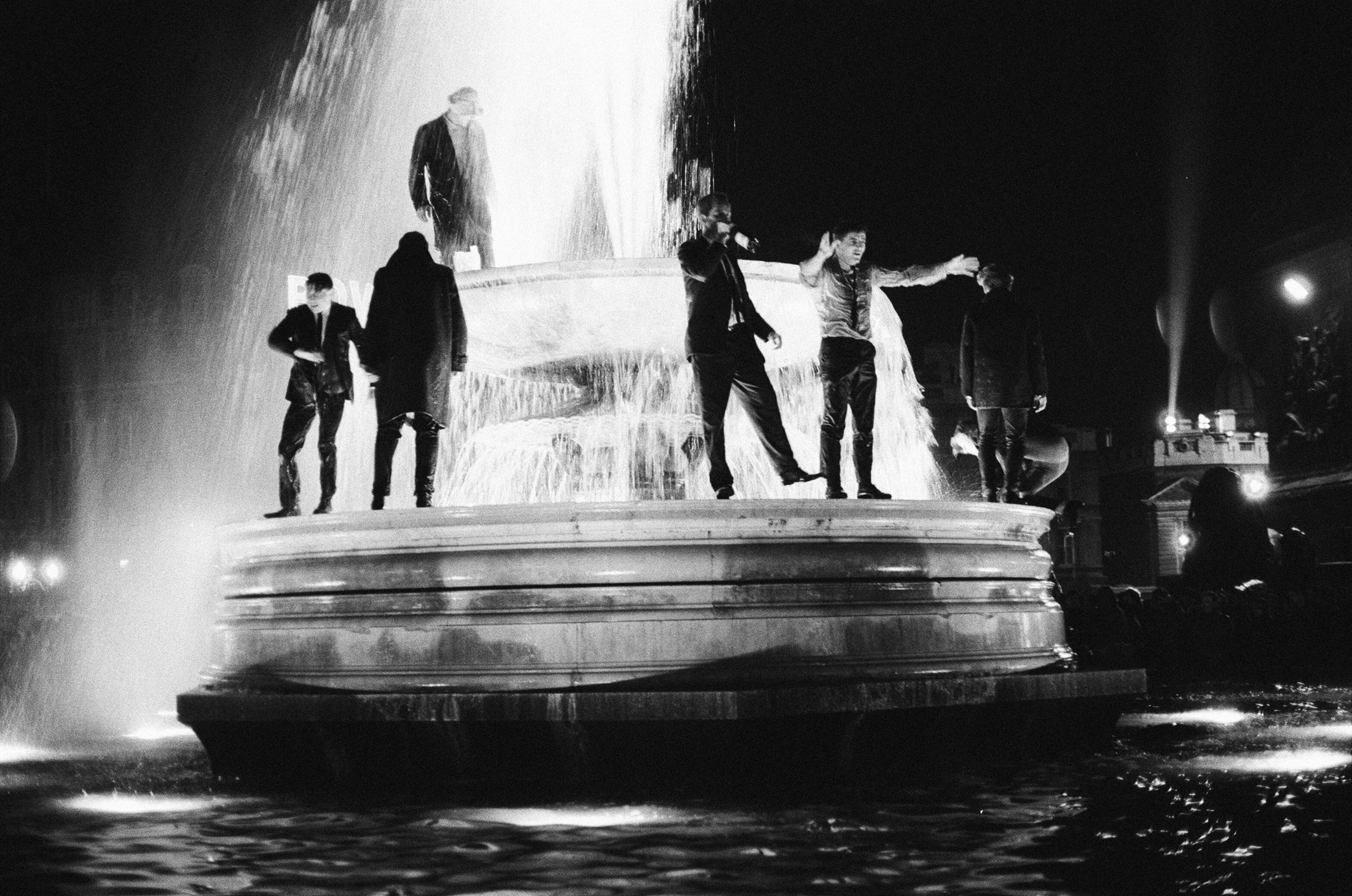 Fürdés a szökőkútban