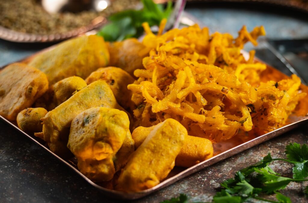 Indiai zöldségételek: Badzsi, a bundás hagyma és pakora, az indiai rántott zöldségek