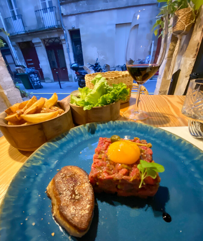 Tányérnyi luxus: sült hízott libamáj és bélszín tatárbifsztekként elkészítve 