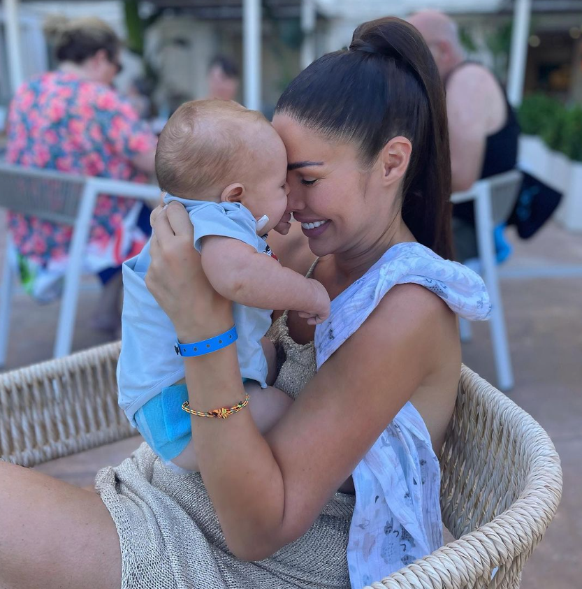 Kustánczi Lia a kisfiával