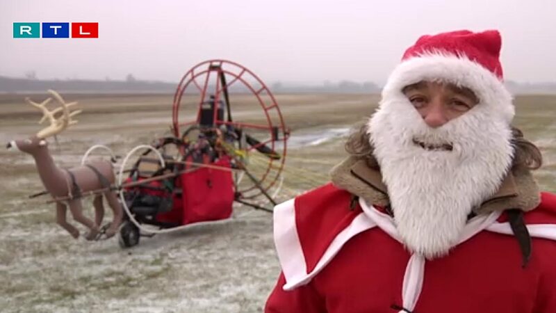 Tardy Tamás és a Mikulás-szánná átváltoztatott motoros siklóernyője - Forrás: RTL / Fókusz - videó