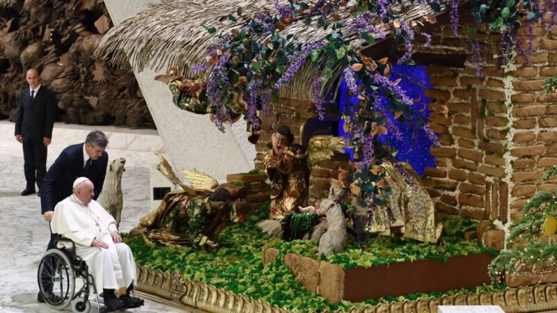 Ferenc pápa a Szent Péter téri betlehemnél - Fotó:&nbsp; Grzegorz Galazka/Archivio Grzegorz Galazka/Mondadori Portfolio via Getty Images