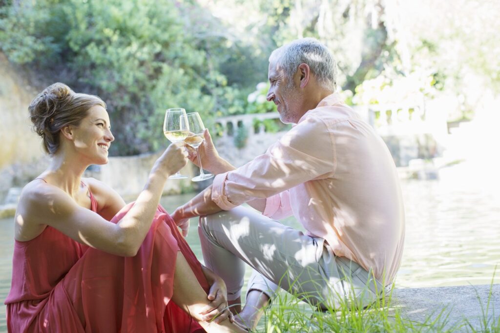 Negyvenes éveiben járó pár