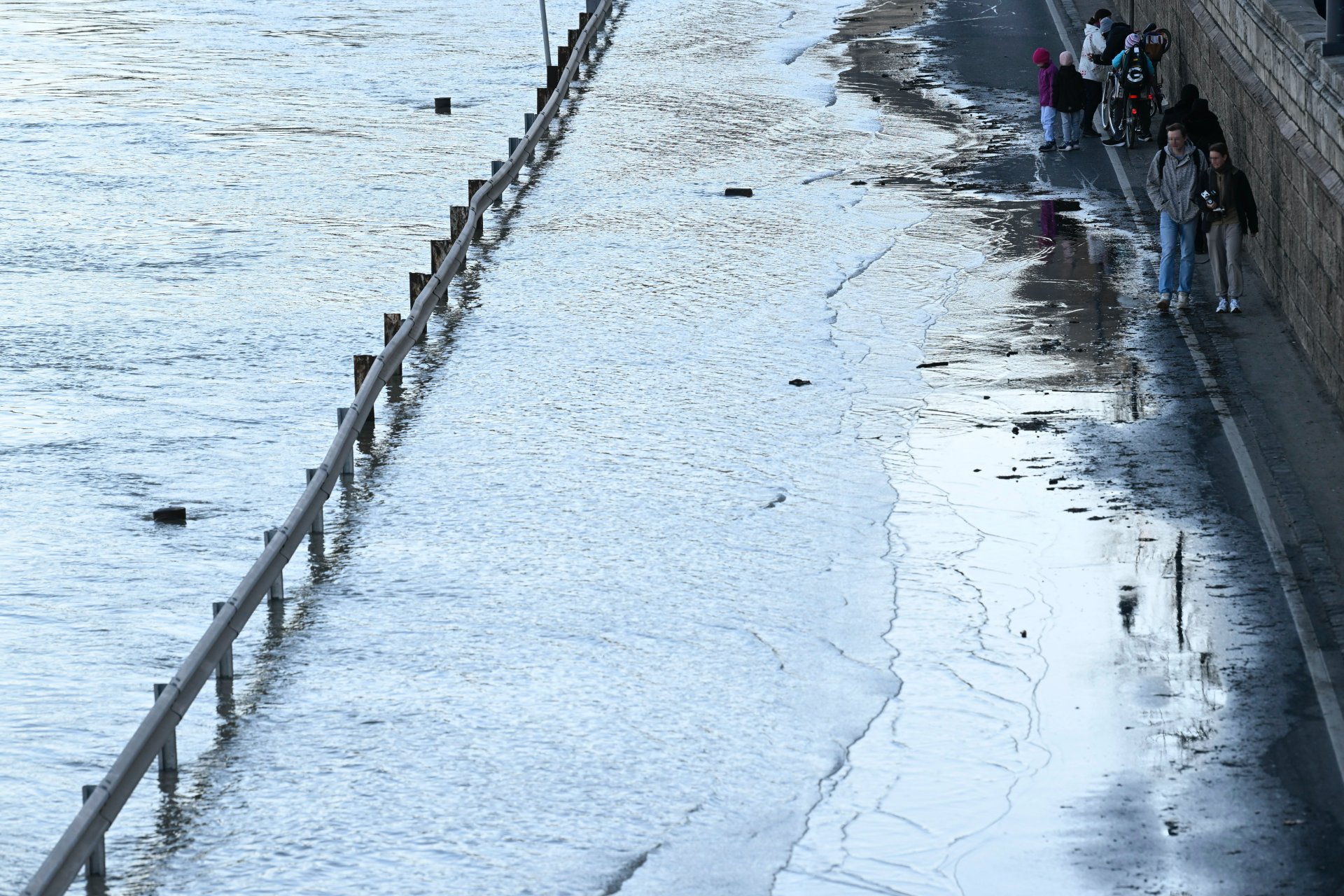 Az áradó Duna által elárasztott rakpart Budapesten 2023. december 27-én