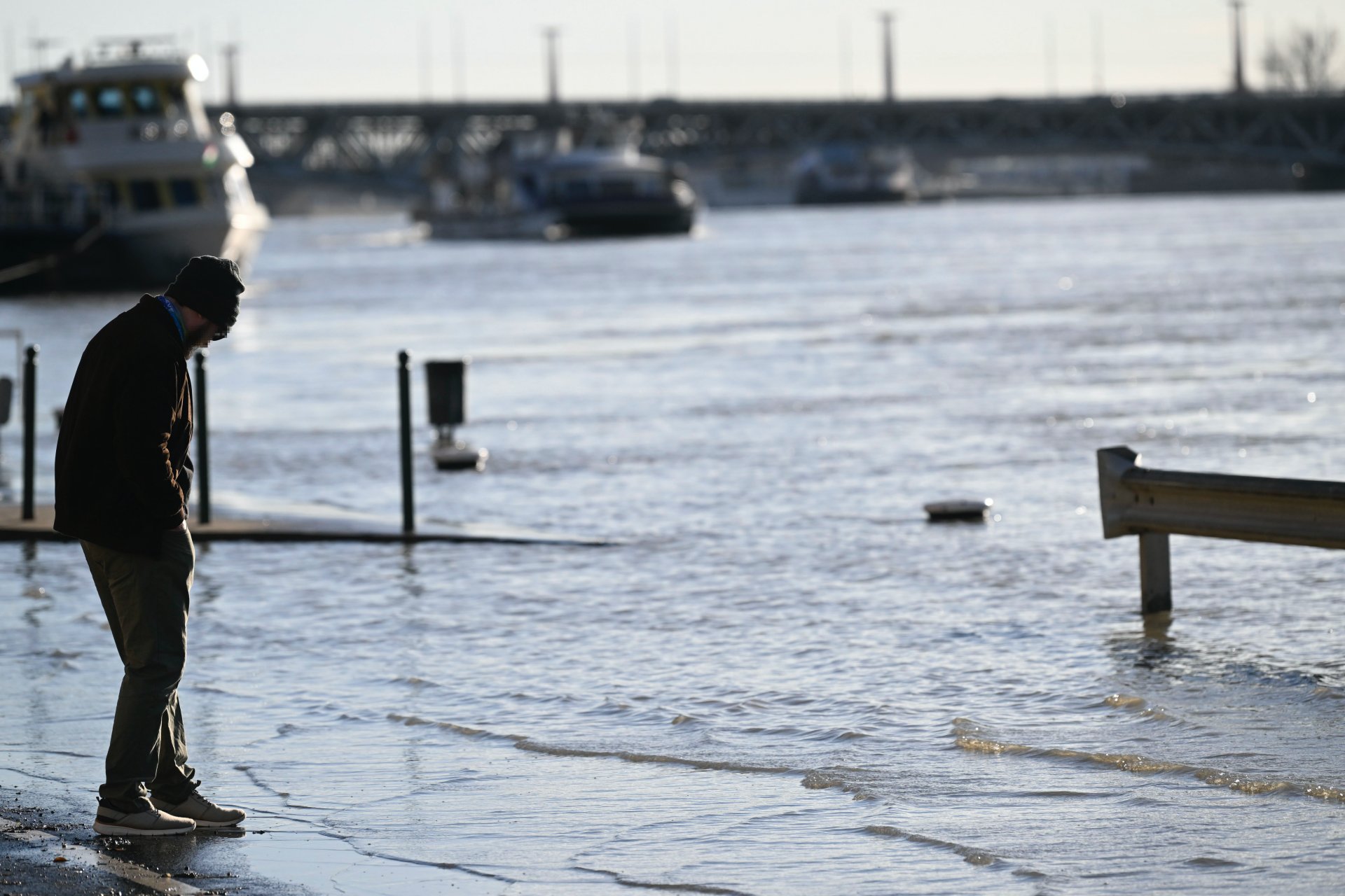 Az áradó Duna által elárasztott rakpart Budapesten 2023. december 27-én