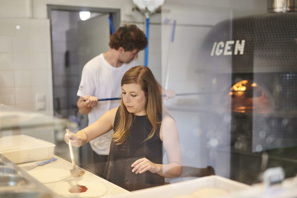 Vidó Nóri tulajdonos és hazai nápolyi úttörő az IGEN Nápolyban építtetett, fatüzelésű kemencéje előtt