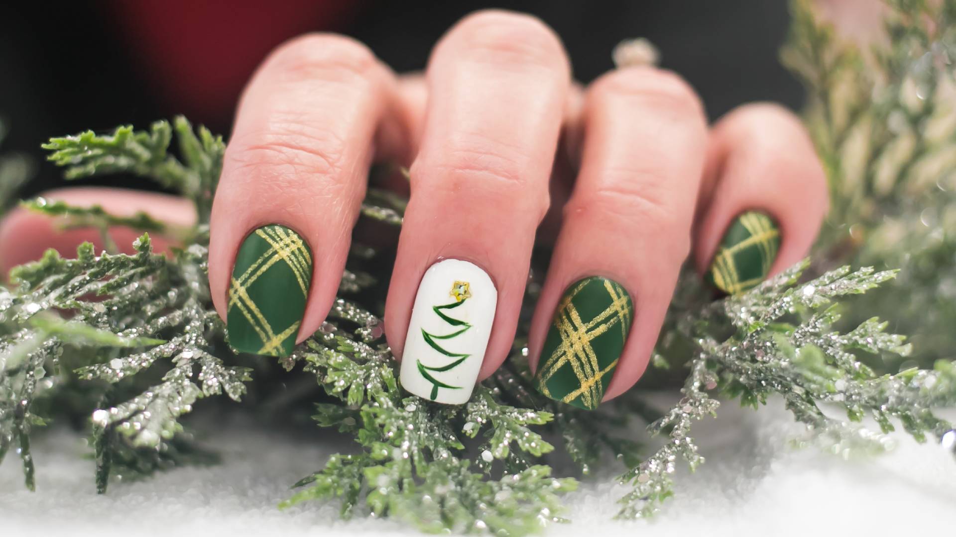 Fenyőfás körmök.