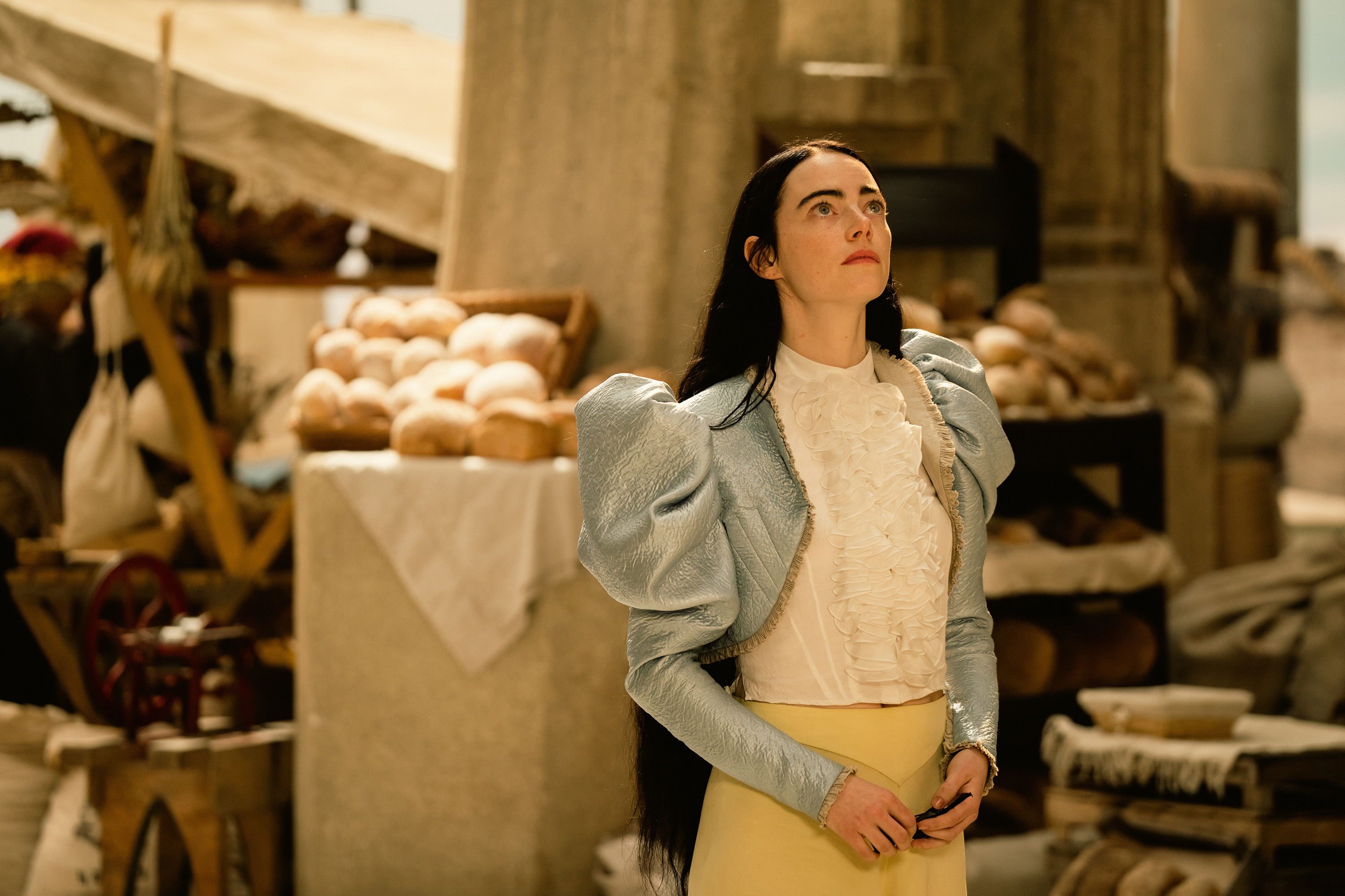 Emma Stone a Szegény párák forgatásán (Fotó: Atsushi Nishijima)