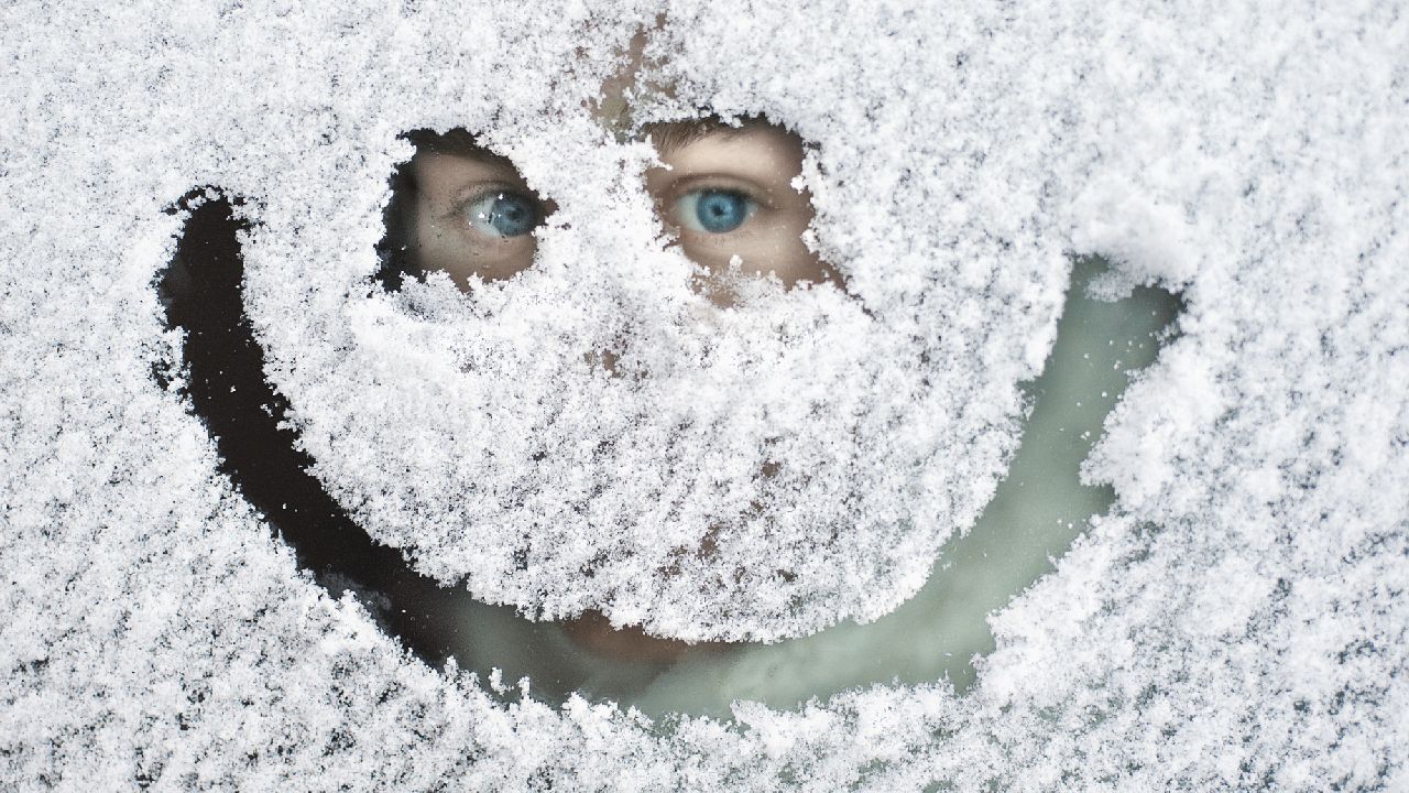 Havas mosoly az ablakon