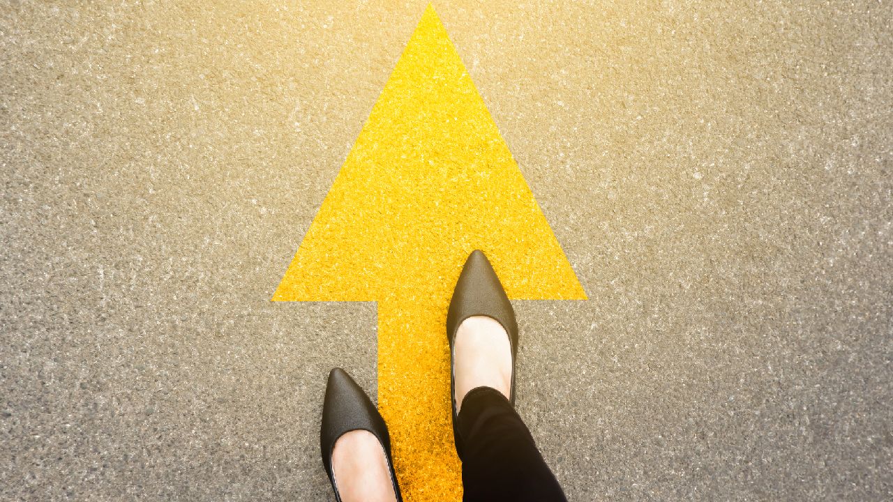 Sárga nyílon női lábak