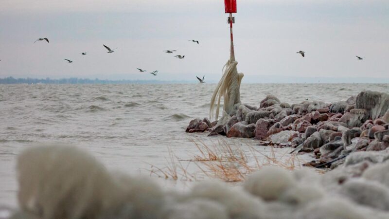Befagyott a Balaton partja Fonyódnál, a bélatelepi strandon Fotó: MTI/Varga György