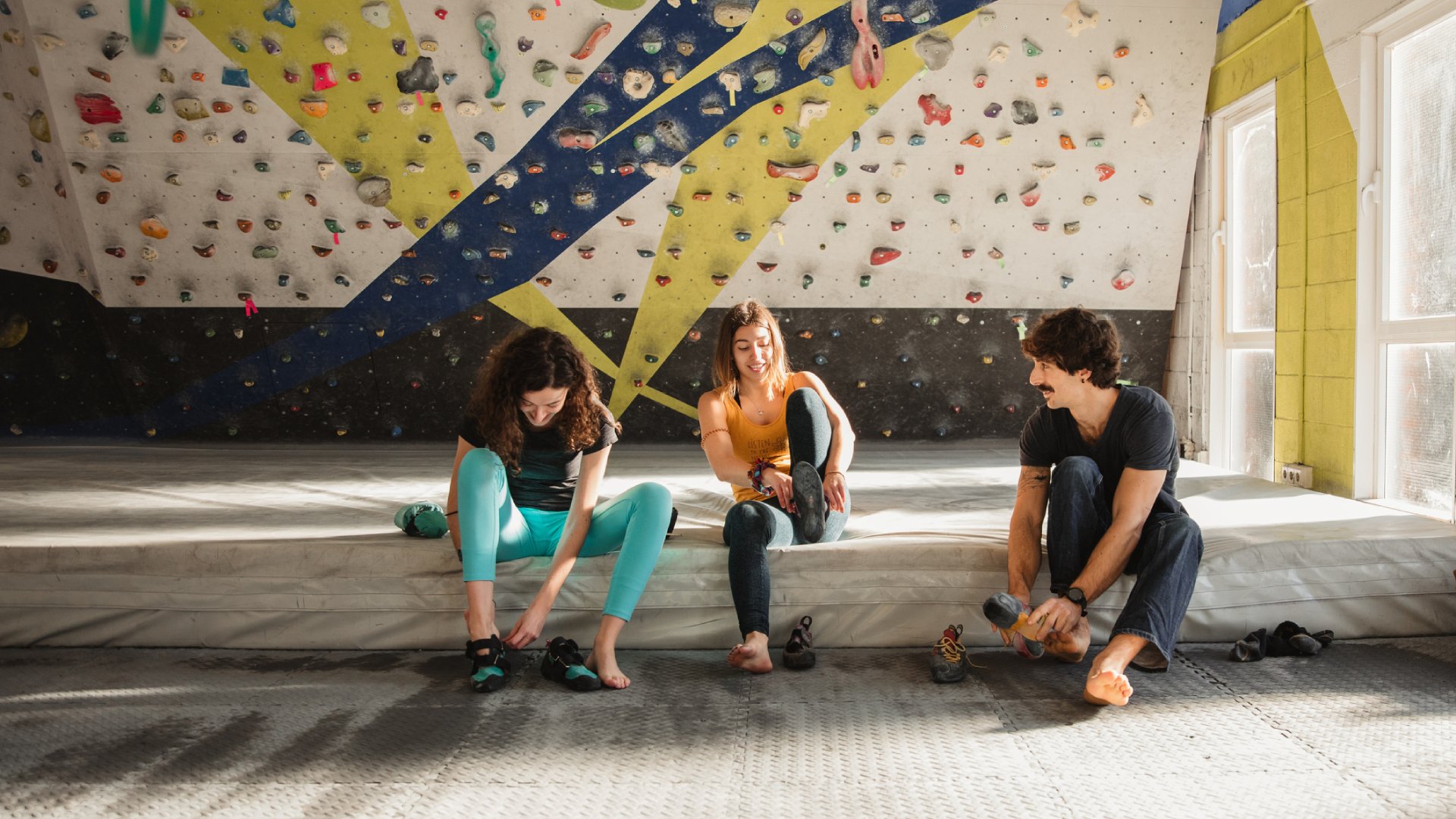 3 barát a bouldering teremben.