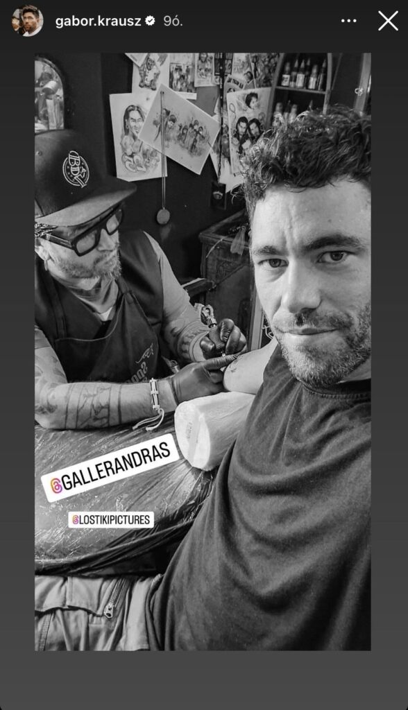 Krausz Gábor elégedetten pózolt egy tetoválószalonból&nbsp; (Fotó: Krausz Gábor Instagram-oldala)