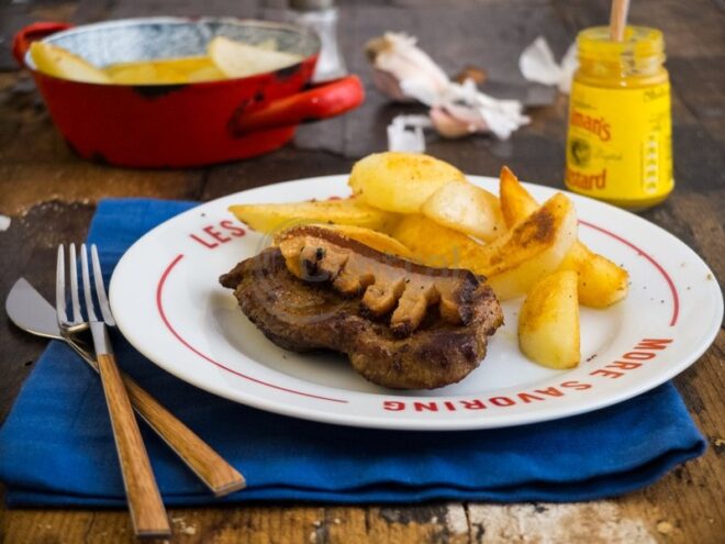 Klasszikus cigánypecsenye kakastaréjjal, sült krumplival