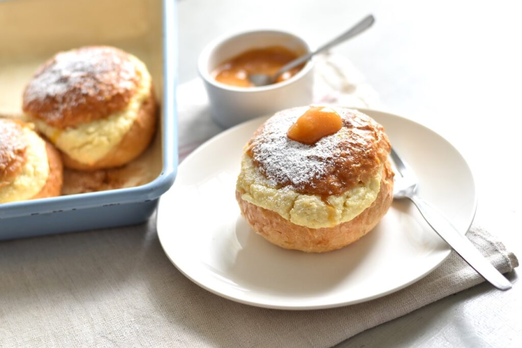 Túrós töltött zsömle lekvárral