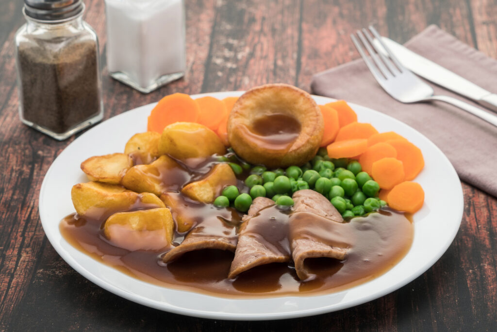 Tipikus angol pub kaja, a borsó és a sárgarépa között a Yorkshire pudding